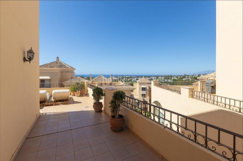 Foto 43fbce2c-66ea-4451-a057-6b9eab1d585d. Ático espacioso ático dúplex con impresionantes vistas al mar en elviria. en Marbella