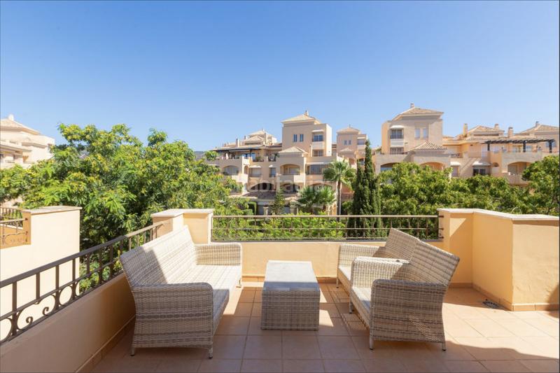 Foto 4c1d723e-0f7a-4037-ac78-a2bf44e8f4f9. Ático espacioso ático dúplex con impresionantes vistas al mar en elviria. en Marbella