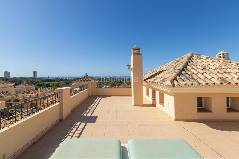 Foto 68a71357-a153-4b01-93d7-1b3312e3888e. Ático espacioso ático dúplex con impresionantes vistas al mar en elviria. en Marbella