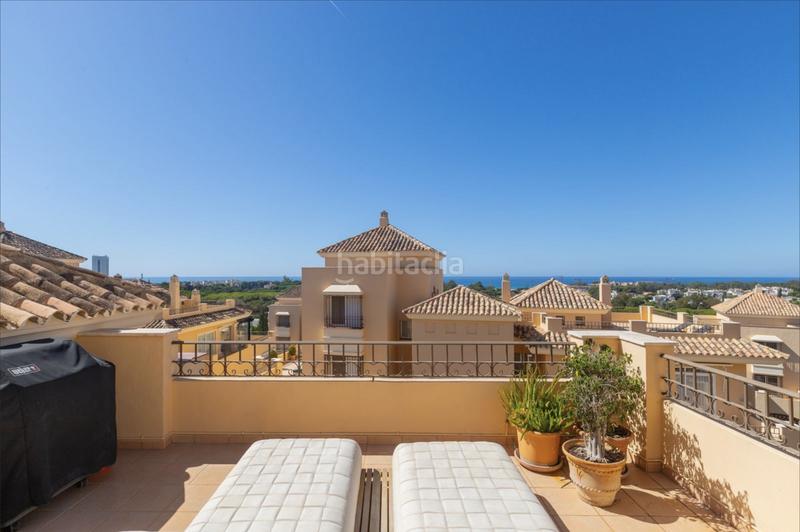 Foto f5c59d72-e0c7-470e-a999-b4df924110cf. Ático espacioso ático dúplex con impresionantes vistas al mar en elviria. en Marbella