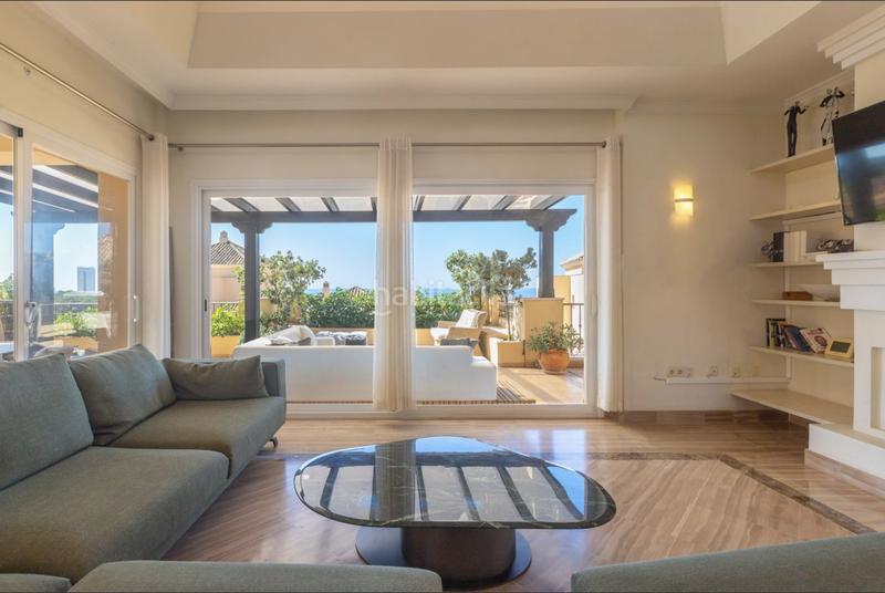 Foto f6fbce1c-ffbe-4cb3-ad16-5e1c910e07a6. Ático espacioso ático dúplex con impresionantes vistas al mar en elviria. en Marbella