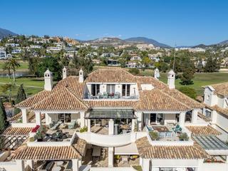 Àtic a Nueva Andalucía centro. Ático de lujo elegante y espacioso con vistas impresionantes