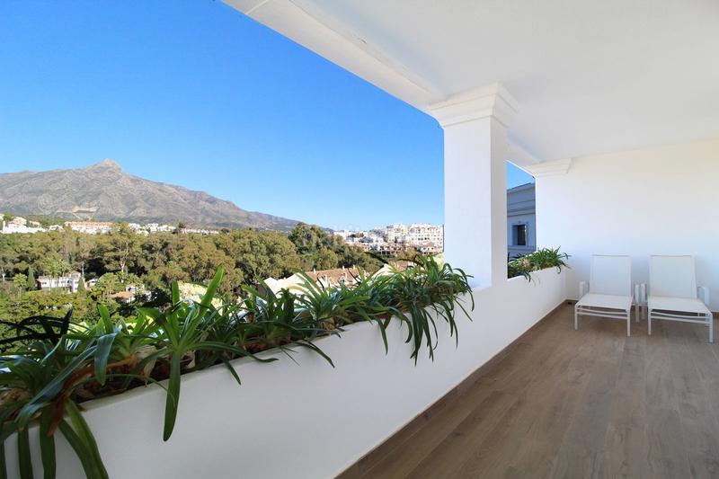 Foto aae2155f-8c47-49dc-87b3-5c5a426b42c7. Ático  renovado exquisito con vistas panorámicas en royal Las Brisas en Marbella