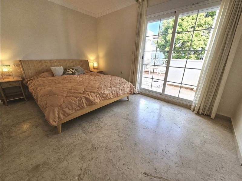 Foto b0e68a9d-56db-4e70-b76f-8746f233ad6c. Planta baja ubicado en la prestigiosa zona de las lomas de rio real este. en Marbella