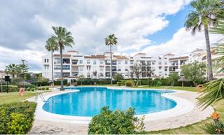 Apartament a San Pedro de Alcántara Pueblo. Apartamento en planta media en lorcrisur