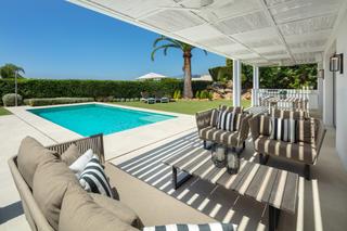 Haus in Nueva Andalucía centro. Villa moderna, los naranjos