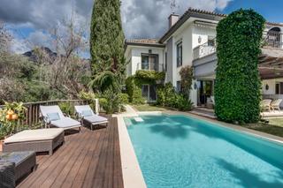 Maison à Playa Bajadilla - Puertos. Bienvenido a esta excepcional villa de estilo clásico.