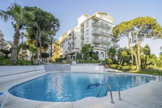 Planta baja en Puerto Banús. Apartemento en venta