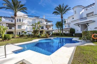 Doppelhaus in Nueva Andalucía centro. Casa adosada en venta