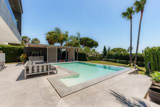 Casa in Nueva Andalucía centro. Oasis mediterráneo moderno en el corazón de las brisas, nueva an
