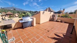 Casa adossada a Nueva Andalucía centro. Amplia casa adosada de estilo mediterráneo en urbanización cerra