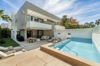 Doppelhaus in Puerto Banús. Casa adosada en venta