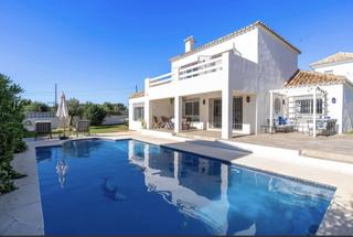 Casa a San Pedro de Alcántara Pueblo. Fritliggende villa i san pedro de alcántara