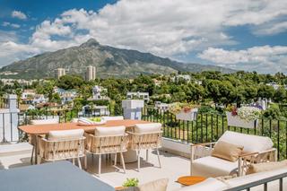Àtic a Nueva Andalucía centro. Ático dúplex las lolas  elegancia mediterránea contemporánea en