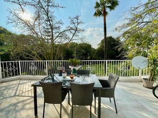 Apartament a Nueva Andalucía centro. Apartamento con estilo y terraza privada en el corazón de nueva