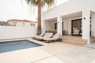 Casa a Solymar. Villa con apartamento independiente y dos piscinas privadas en e