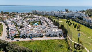 Maison jumelée à Nueva Alcántara. Chalet san pedro playa  adosado reformado a 50m del mar con lice