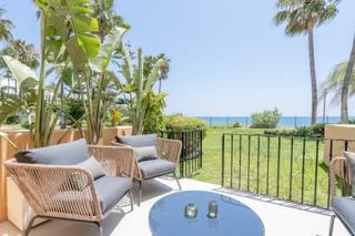 Planta baja en Seghers. Apartamento en planta baja, estepona, primera línea, playa, pisc