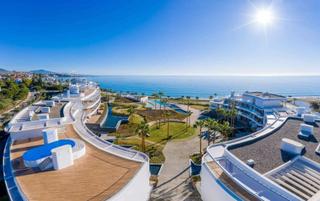 Planta baja en Guadalobón. Lujoso apartamento frente a la playa con jardín privado