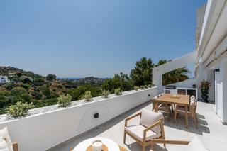 Apartament a La Quinta. Elegante piso reformado de 3 dormitorios con vistas al mar y gol