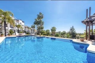 Apartament a Nueva Andalucía centro. Sofisticada vivienda en planta baja con terrazas y vistas al lag