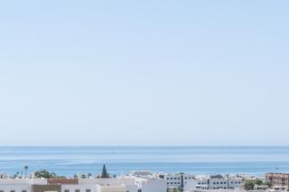 Apartamento en Guadalobón. Moderno apartamento con impresionante vistas al mar