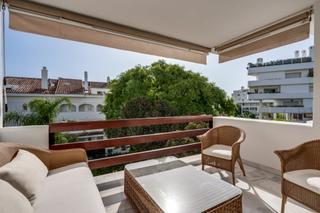 Appartement à 3 (ur guadalmina baja) 317. Elegante apartamento en esquina a solo 300m de la playa en guada