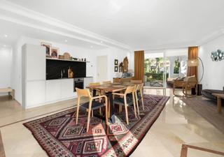 Planta baja en Puerto Banús. Apartamento en venta