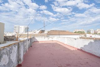 Casa adossada a Centro. Amplia casa adosada con 6 dormitorios en el casco antiguo de est