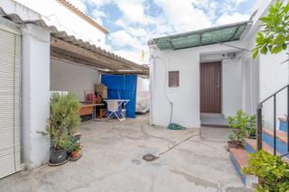 Casa adossada a Centro. Amplia casa adosada con 6 dormitorios en el casco antiguo de est