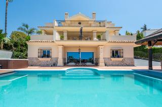 Haus in Nueva Andalucía centro. Elegante villa junto al golf en la mejor zona de nueva andalucía