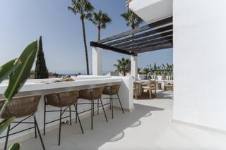 Àtic a Nueva Andalucía centro. Prestigioso dúplex de esquina con vistas panorámicas al mar