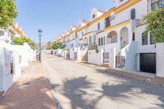 Casa adosada en Infanta cristina 35. Adosado esquinero soleado a pasos del puerto de estepona  aún me