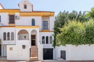 Casa adossada  Infanta cristina 35. Adosado esquinero soleado junto al puerto de estepona