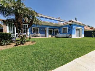 Casa a Guadalmina Baja. Villa cerca de la playa con pista de tenis privada
