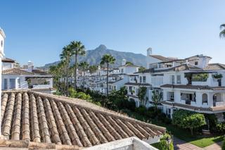 Àtic a Nueva Andalucía centro. Atico en venta
