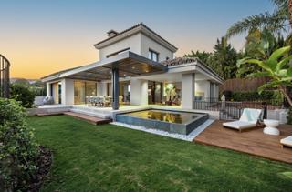 Casa a Nueva Andalucía centro. Villa en venta