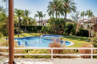 Zweistöckige Wohnung in Nueva Andalucía centro. Apartamento en venta