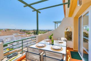 Apartament a Nueva Andalucía centro. Luminoso apartamento de 2 dormitorios con terrazas y parking en