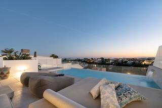 Doppelhaus in Nueva Andalucía centro. Villa moderna de lujo con vistas al mediterráneo en nueva andalu
