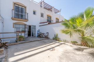 Maison jumelée à Centro. Adosada con encanto en estepona centro