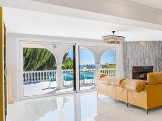 Casa a Claveles 50. Villa renovada con vistas al mar y alta rentabilidad demostrada