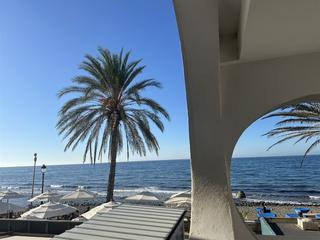 Apartament a San Pedro de Alcántara Pueblo. Apartamento en primera línea de playa con 2 dormitorios  oportun