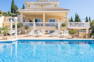 Haus in Altos de Estepona. Excepcional villa de 8 dormitorios con vistas panorámicas al mar
