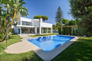 Maison à San Pedro de Alcántara Pueblo. Villa en venta  junto a la playa san pedro