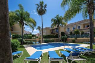 Doppelhaus in Elviria. Casa adosada en venta