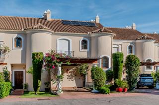 Semi detached house in Sotoserena. Refinada casa adosada en paraiso hills