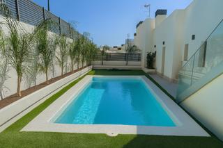 Ático en La Quinta. Moderna residencia dúplex con piscina y vistas panorámicas en la