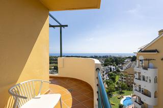 Dachwohnung in Nueva Andalucía centro. Ático dúplex moderno con vistas espectaculares en nueva andalucí