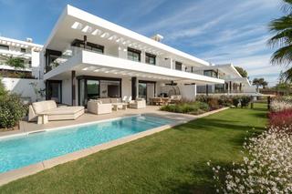 Casa aparellada a Elviria. Elegante villa pareada en santa clara, marbella este